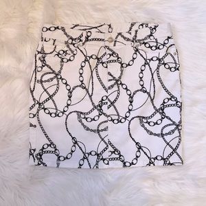 Cache Black & White Chain Design